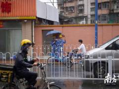 广州越秀区梅东路发生地陷，正围蔽处理