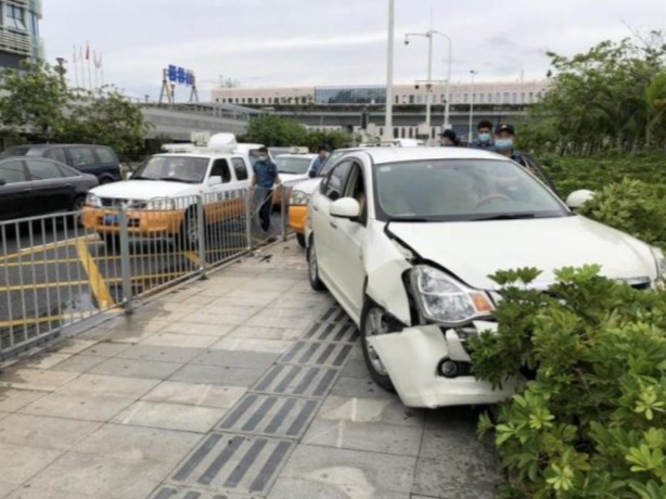 “黑车”司机逆行冲卡、加速逃逸，执法支队严查机场片区非法营运