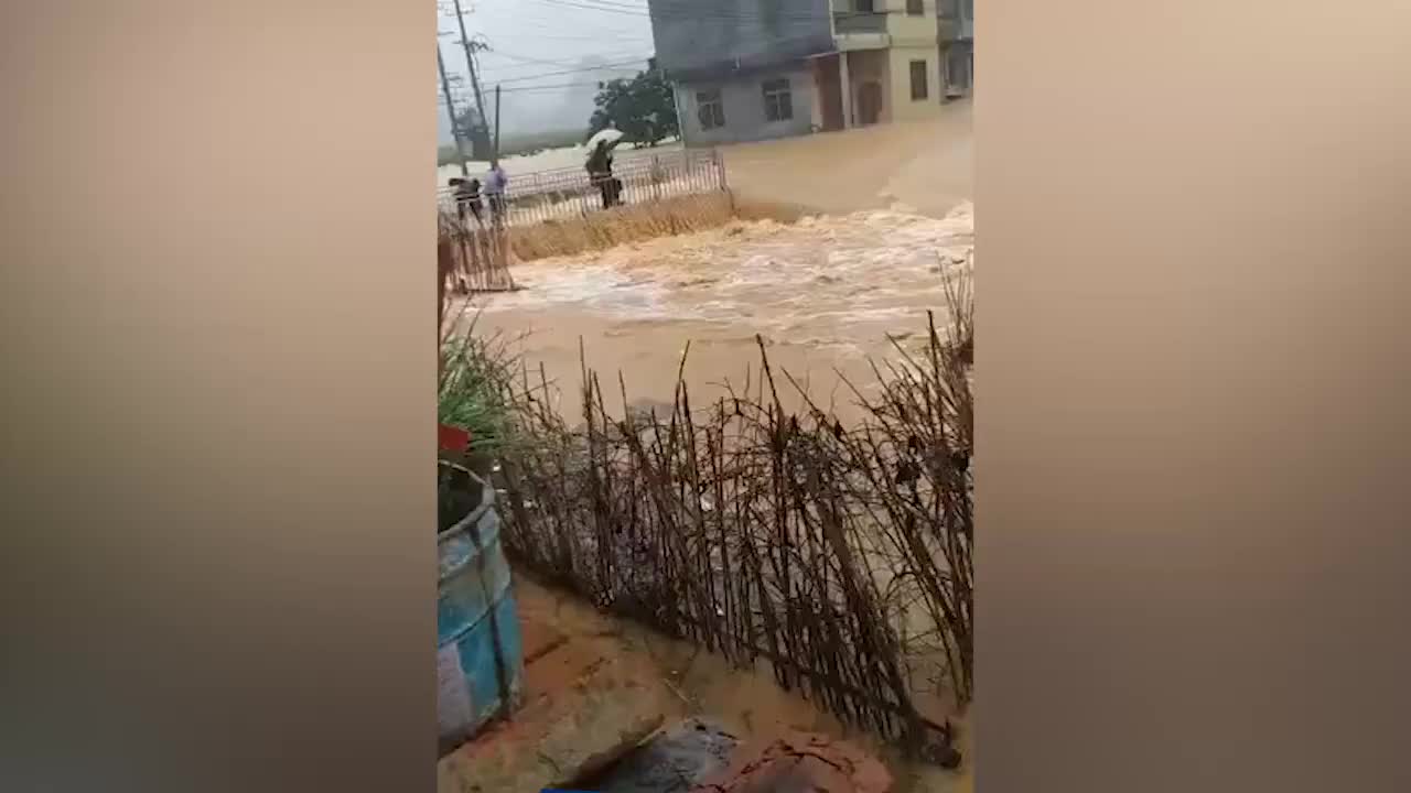 暴雨袭湖南，5人失联8个乡镇20个村进水