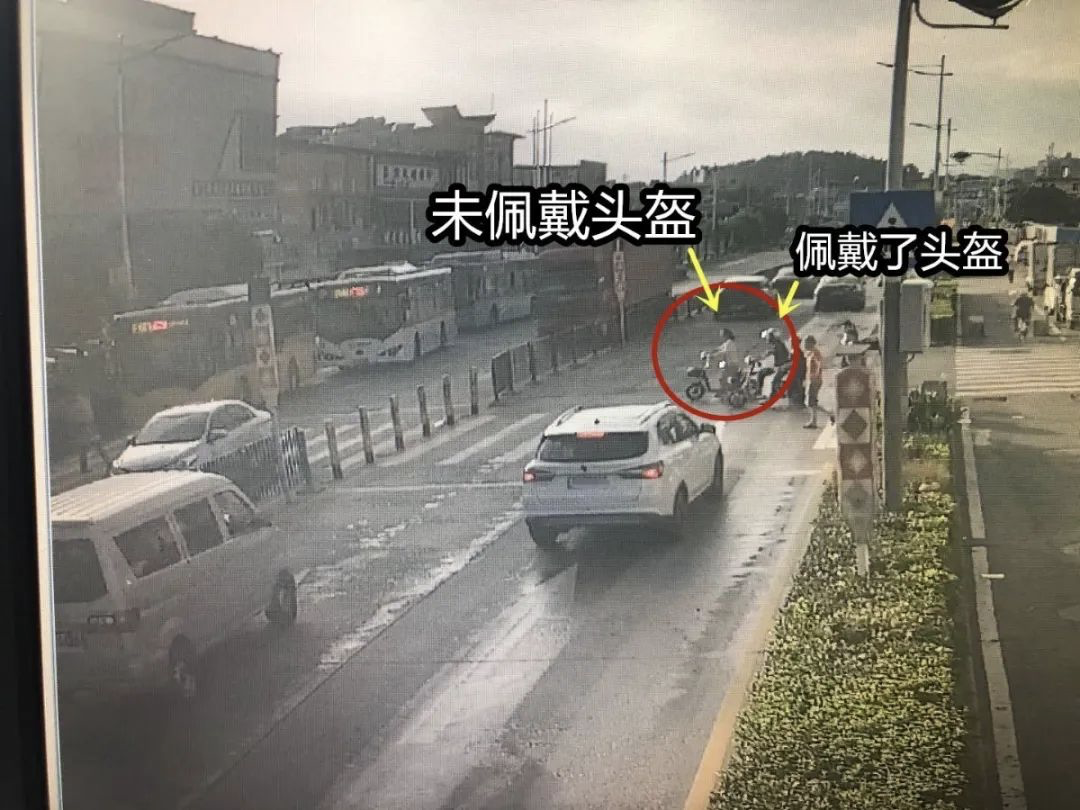 两辆电动自行车同时被撞，未戴头盔者身亡