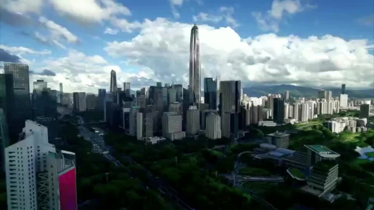 在深圳的晴朗夏日，静看天边云卷云舒