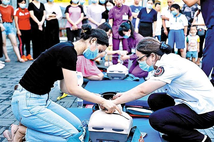 医护人员立新湖公园摆“地摊” 向市民传授急救知识