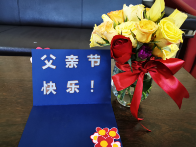 DIY卡片和鲜花表达爱  李松蓢社区儿童情暖父亲节
