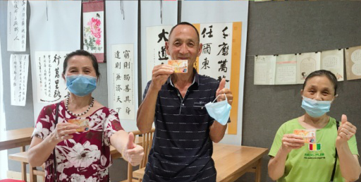 让老人办颐年卡“少跑腿”！坪山街道花园小区推暖心一站式服务