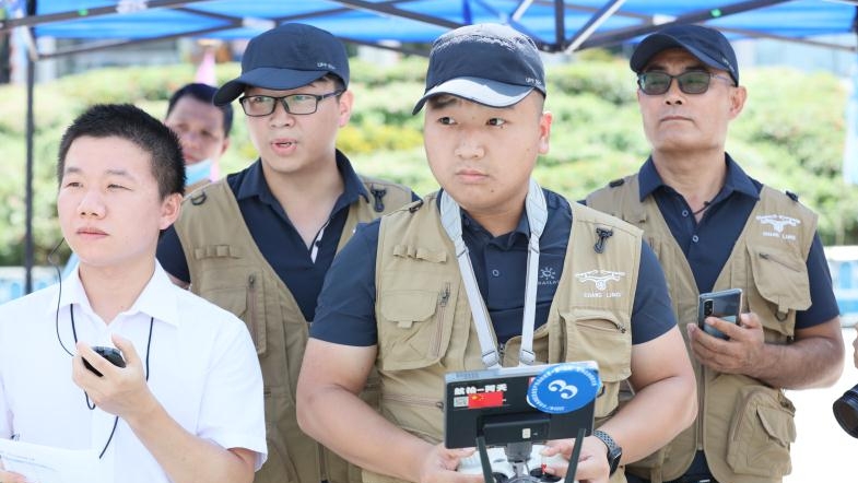 花式举重、隔空寻宝……黄埔区上演无人机“科技大片”