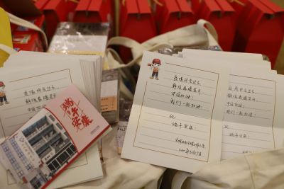 光明社区主题党日活动为集中隔离酒店送上暖心礼物与卡片