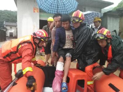 深圳连日暴雨！深汕合作区村庄积水，多人被困，消防紧急救援！