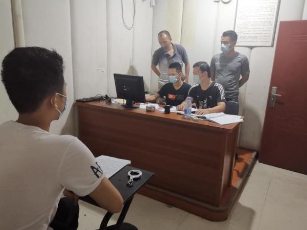 大二学生为好玩儿当“黑客”，将漏洞告诉网友惹出刑事案