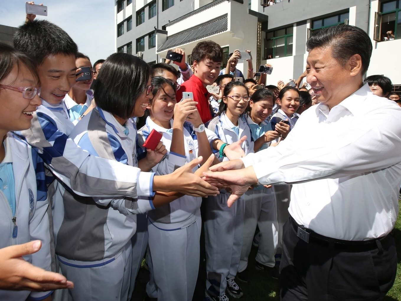 联播+丨六张海报，感受来自“大朋友”习近平的关爱