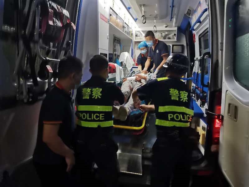 割腕之后后悔了 光明警方争分夺秒挽救自杀男子