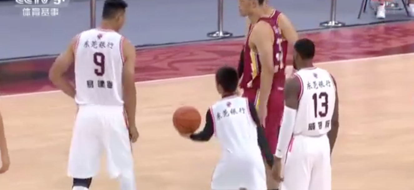 圆梦！独臂少年张家城为偶像易建联跳球