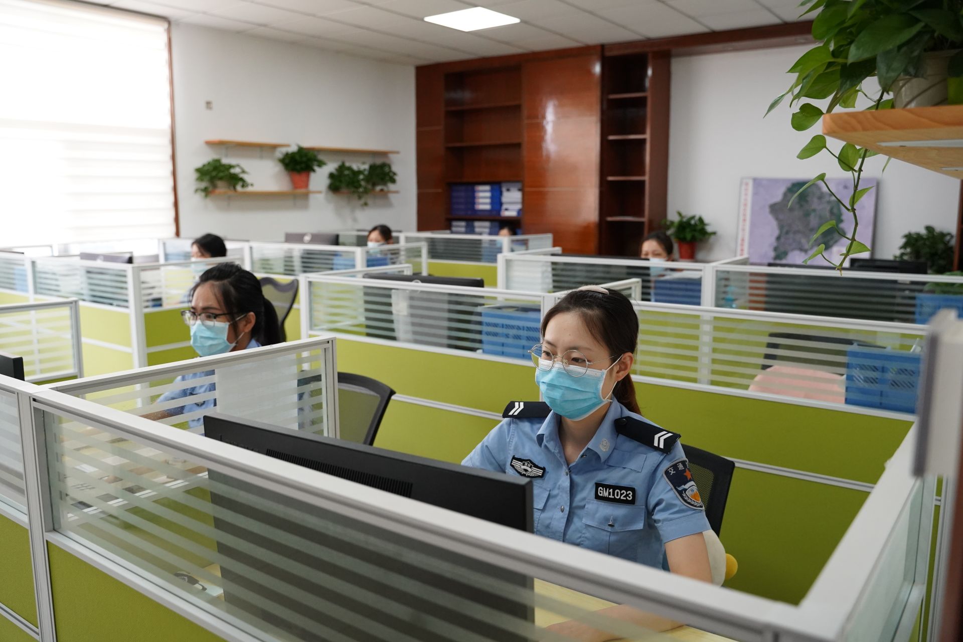 光明区472套“电子警察 ”全天候全时段执法，今年1至5月便查处了10万余宗交通违法