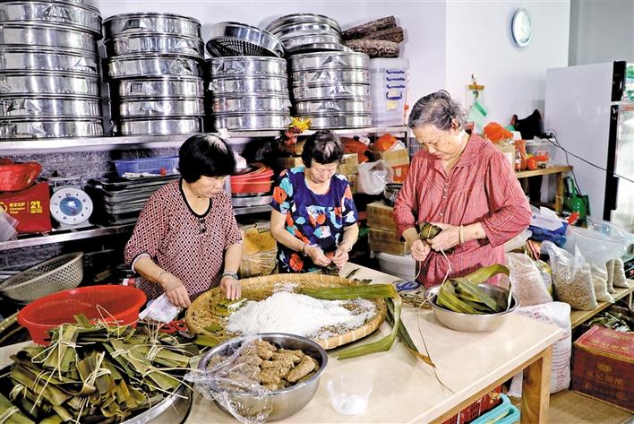 非遗进社区 孝德代代传！橹罟方粽传承人现场手传口授制作技艺
