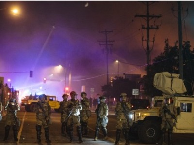美国骚乱第6天：24州出动国民警卫队，40城实施宵禁