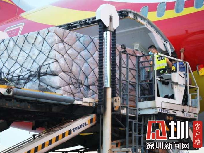 IN视频丨25吨深圳口罩登上飞机客舱 记者探秘波音787如何快速“变身”