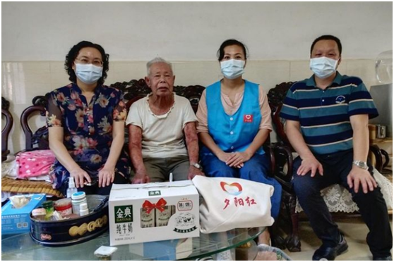 跟着阿婆学包粽子！坪地街道“夕阳红”举办端午节联欢活动