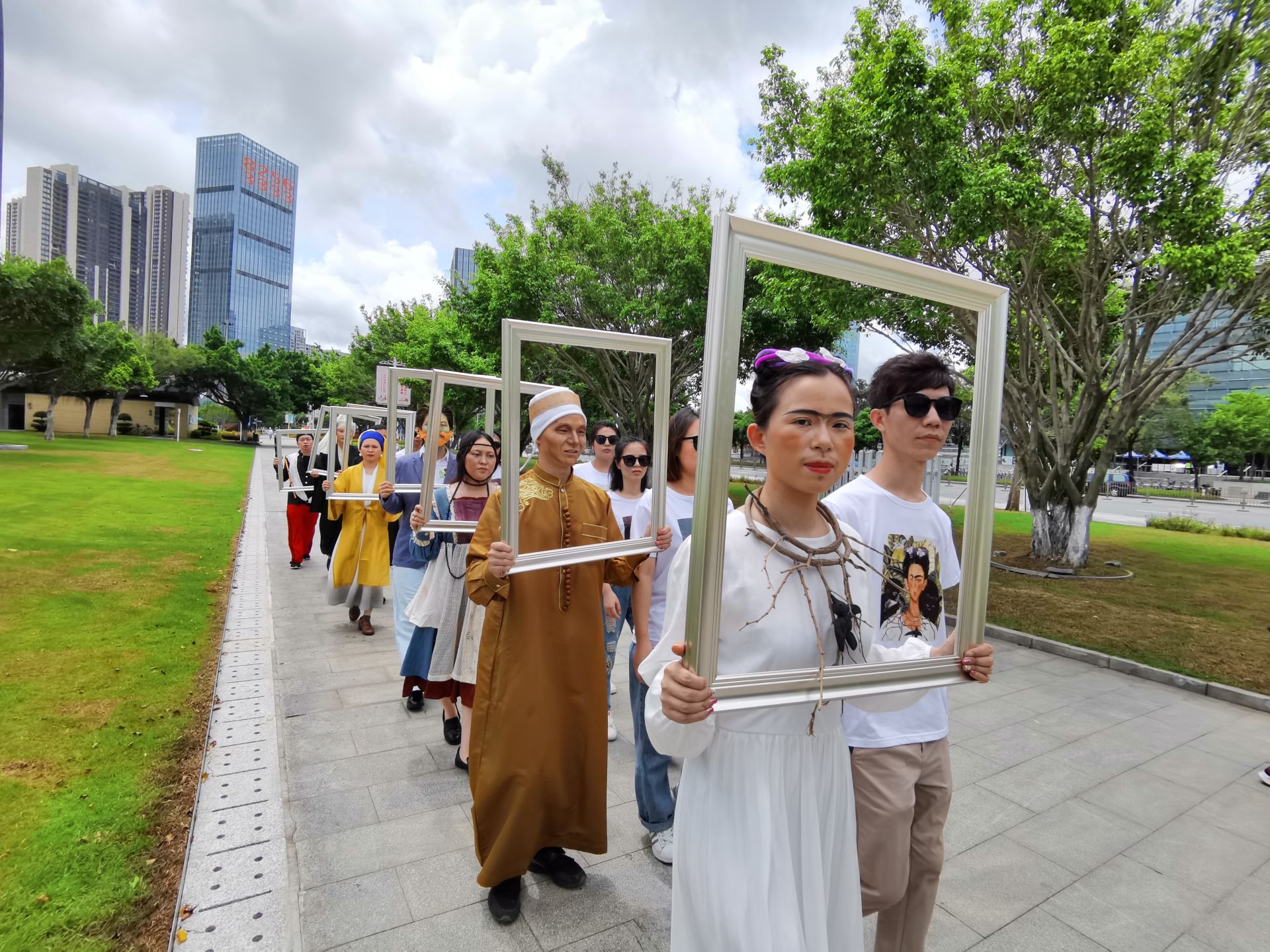 宝安街头惊现“行走的画廊” 小伙伴们遇到了吗？