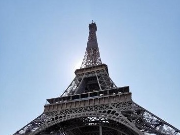 巴黎埃菲尔铁塔关闭100多天后重新开放，首日700多名游客均来自法国本土