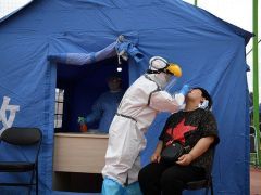 探访北京核酸检测点：帐篷放置冰块为医护人员降温
