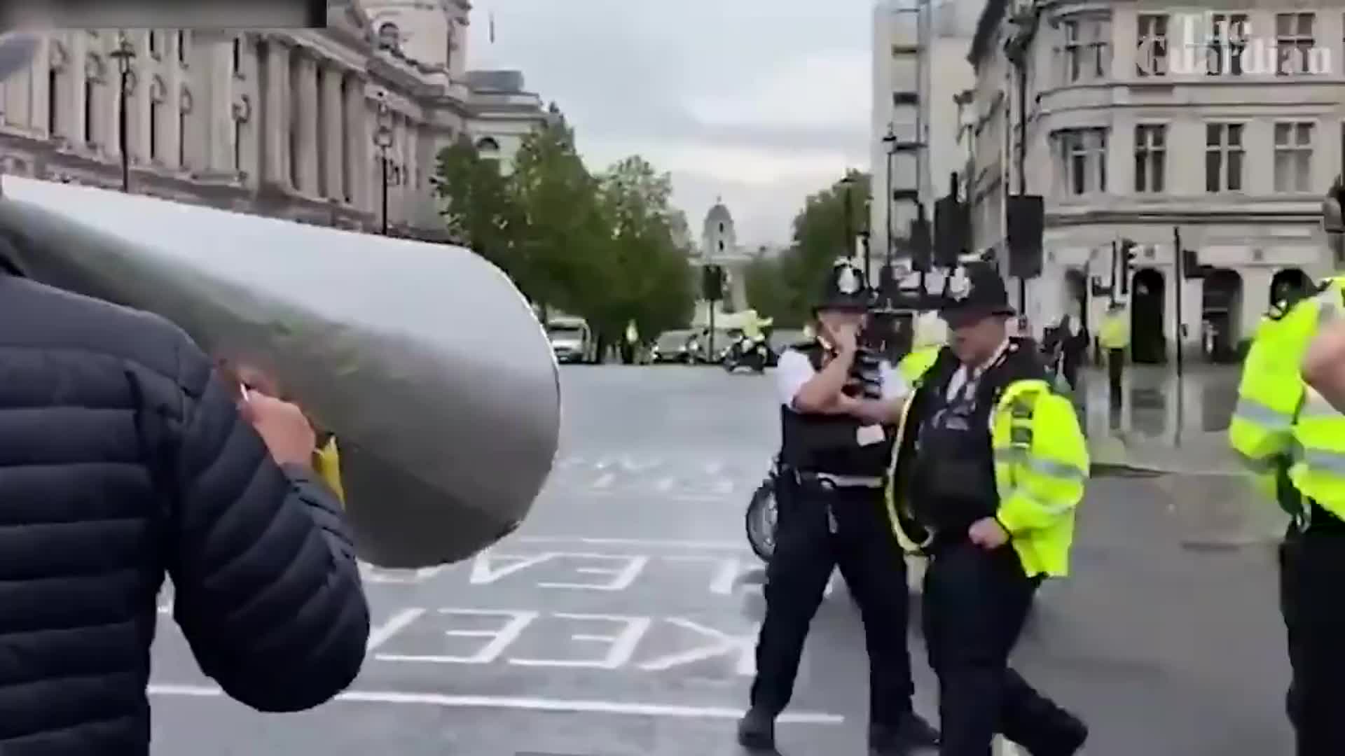 英首相车队遭抗议者拦车，约翰逊座驾被追尾