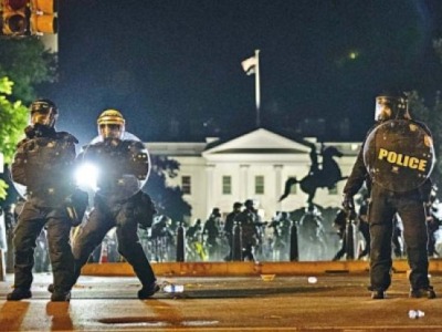 美国华盛顿特区紧急立法，禁止警察对和平示威者使用催泪瓦斯