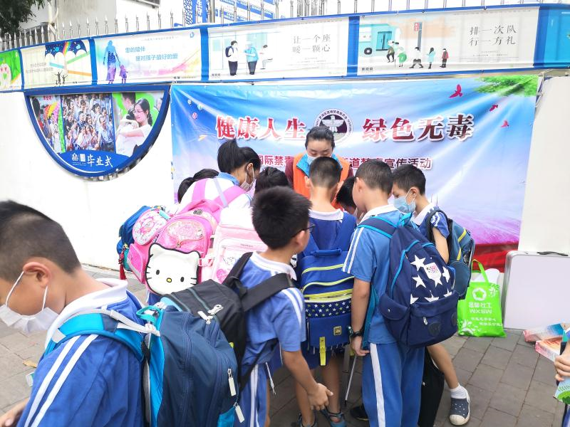 不让毒害摧毁微笑的花朵！莲塘小学开展禁毒宣传活动