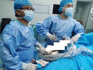 少女打瘦腿针求美，不料数月后双腿长短不一，这家医院微创手术解决问题