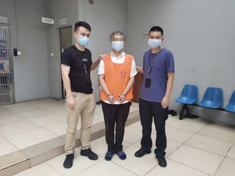 雨中蹲守3小时，大鹏警方一日抓获3名吸毒人员