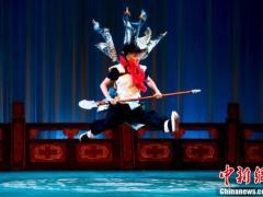 武汉戏曲演员比拼基本功，用直播方式与观众“云见面”