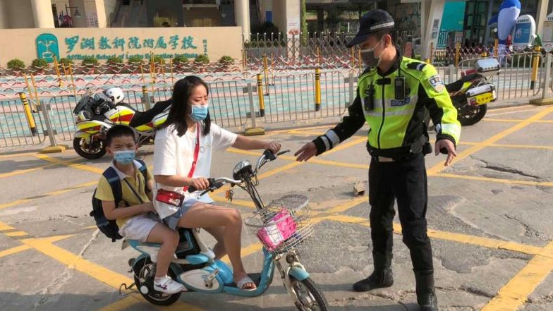 为学生讲“一盔一带”安全课 到学校周边突击检查！罗湖交警筑牢校园交通安全防护墙