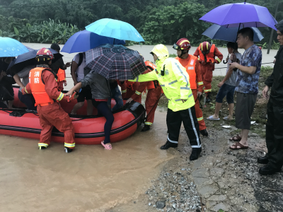 出动救援警力355人，救出受困群众320余人  暴雨冲不退深汕公安忠诚担当