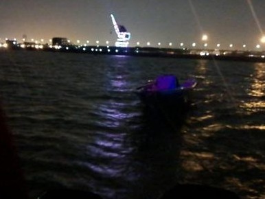 船只雨夜海上失去动力 执法人员紧急救助化险为夷