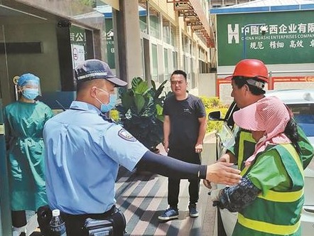 险！梅林路边窜出毒蛇咬伤绿化工人