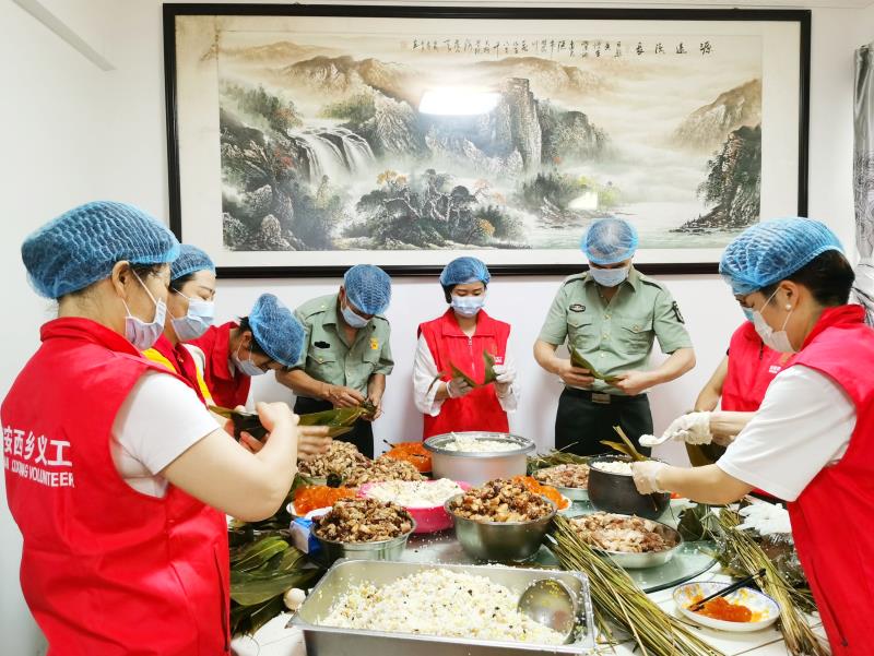 西乡街道举办“粽情端午，文明使者在行动”送粽子关爱活动
