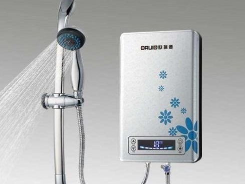 窃贼盗走热水器后，化身吃瓜群众看热闹