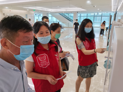 医院门诊迎来高峰  协和深圳医院医务人员开展志愿者服务
