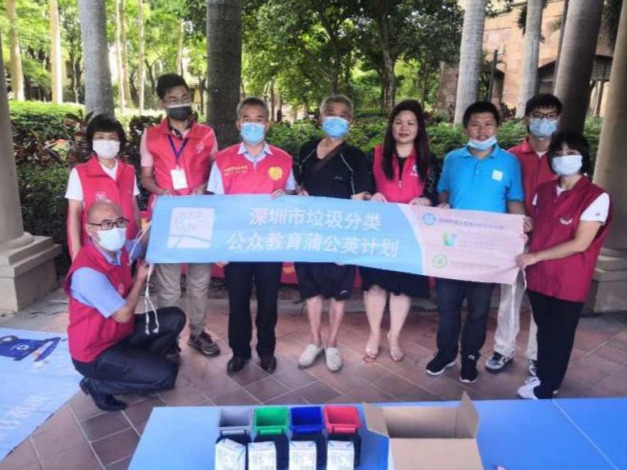 蒲公英志愿讲师深入社区宣讲即将实施的《深圳市生活垃圾分类管理条例》