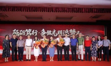 15岁上大学，22岁硕士毕业！光明区“年度教师”出炉  