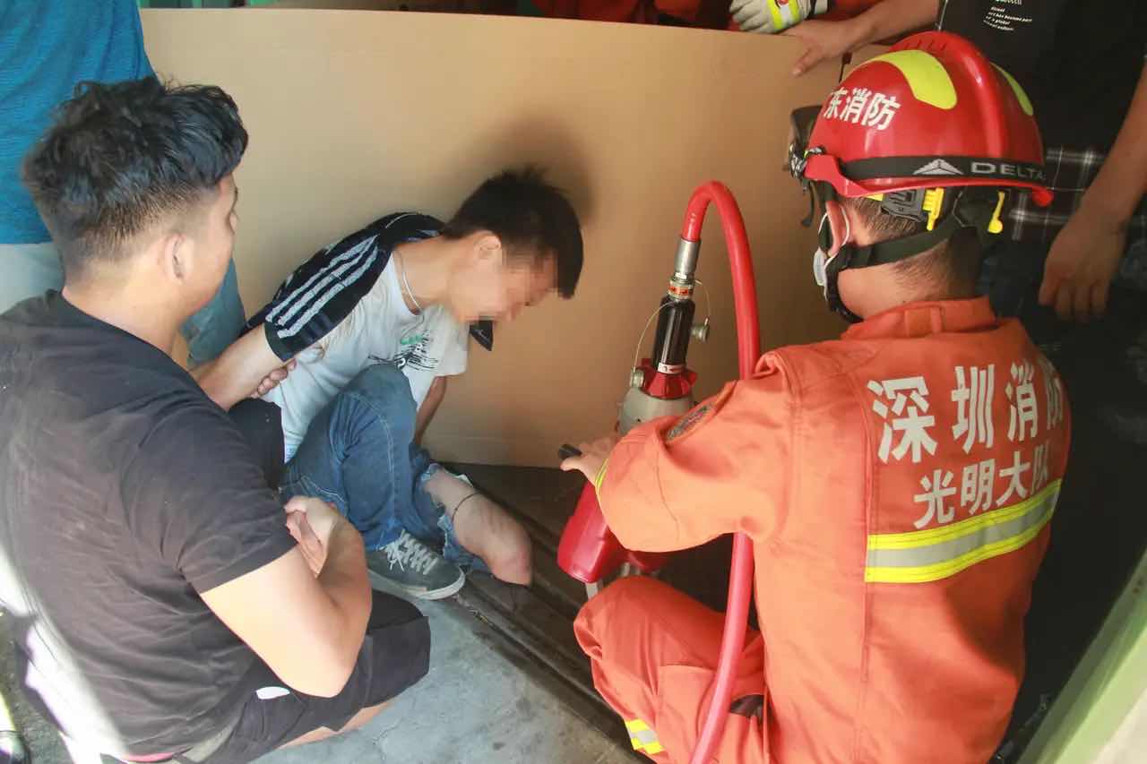 极速真探 | 惊险！电梯维修工作业时腿部被卡