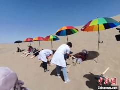 甘肃金塔沙漠变身疗养胜地  引游客“祛疾”成风景