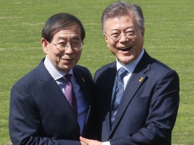 韩国总统文在寅追忆已故首尔市长朴元淳，两人为同窗
