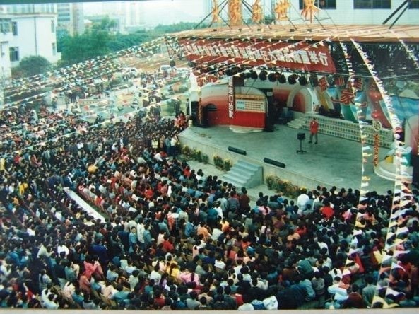 深圳草根舞台大家乐 市民群众文化大景观