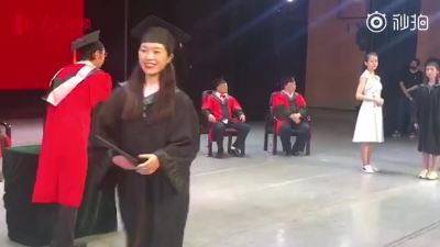 女生毕业典礼合完影忘拿毕业证，网友：这是给院长颁发毕业证书吧
