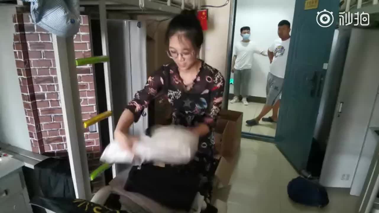 辅导员给学生邮寄行李附留言努力工作别脱发