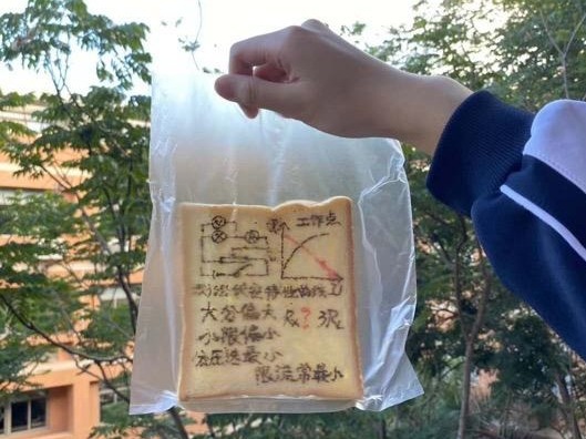 龙高男老师自制“记忆面包”上热搜，平时就喜欢给学生制造惊喜