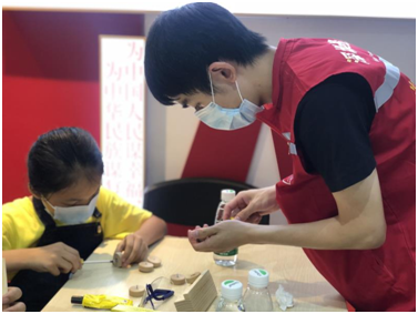  玉塘退役军人制作木艺感悟“长征记忆”