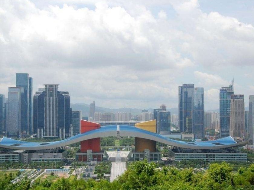 骆文智给深圳市人大常委会全体机关党员干部上党课