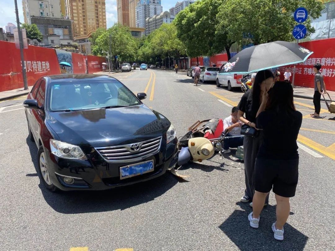 女子侥幸乘坐“黑摩的”，不料半路发生交通事故，司机致使乘客摔伤后还一逃了之！
