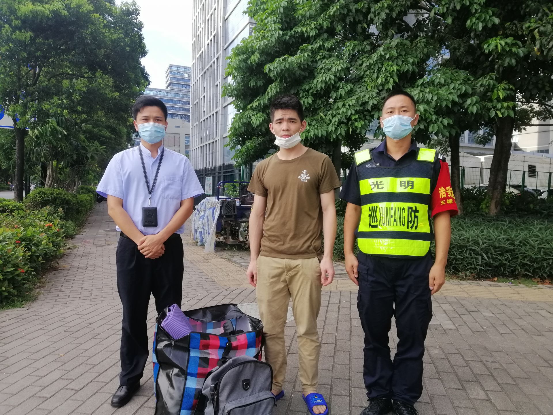 行李遗落无人认领 光明警方几经辗转“物归原主”