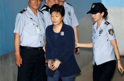 朴槿惠干政案和受贿案重审宣判，获刑20年